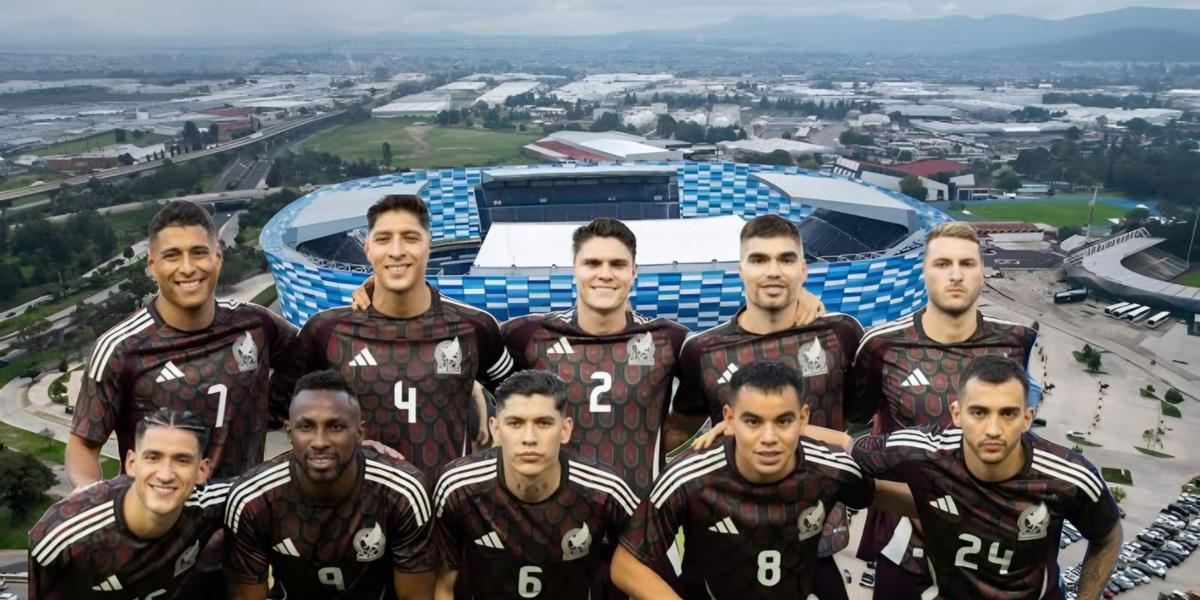 La Selección Mexicana y al fondo el Estadio Cuauhtémoc (Foto: GettyImages)