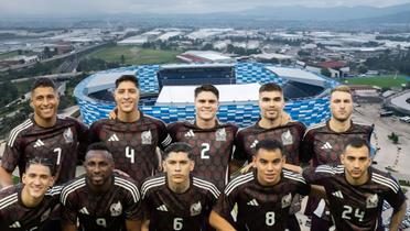 La Selección Mexicana y al fondo el Estadio Cuauhtémoc (Foto: GettyImages)