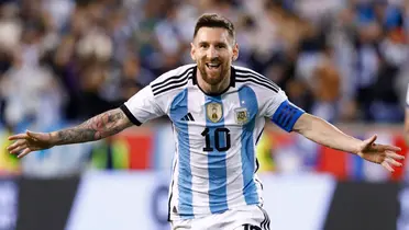 Leo Messi sonrié tras enterarse de que Scaloni seguirá siendo entrenador de Argentina