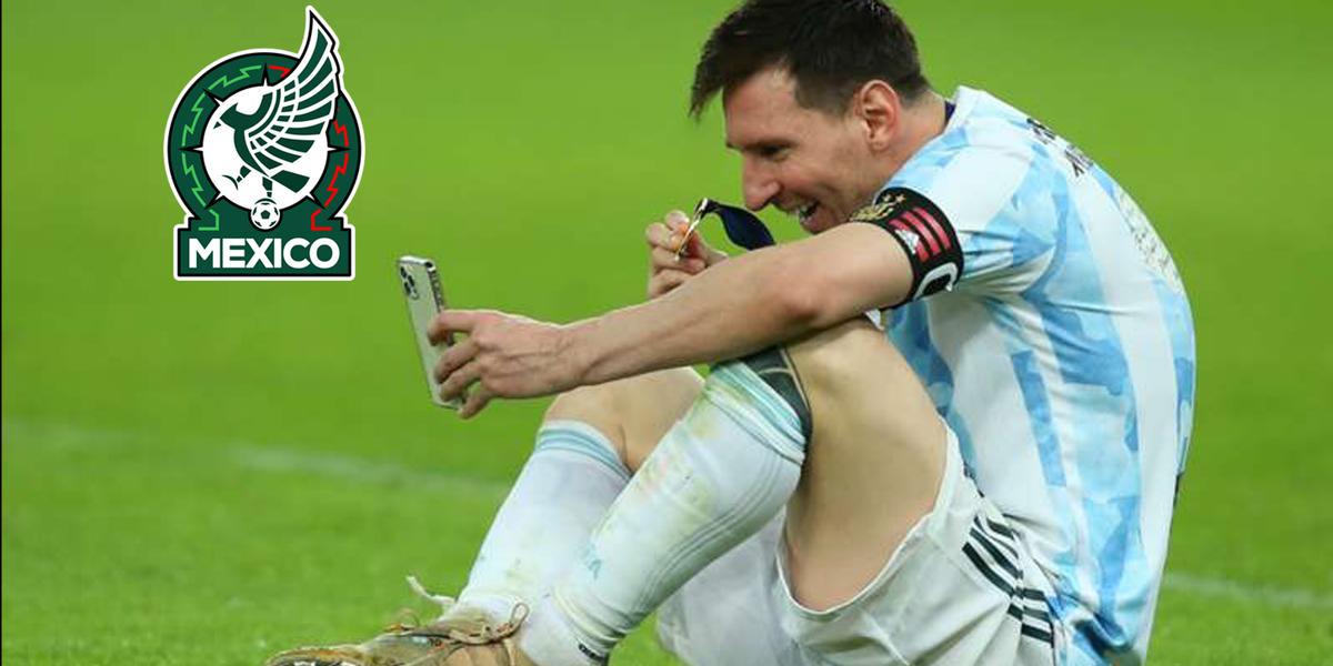 Lionel Messi realizando una llamada telefónica en el campo (Fuente: DAZN) 