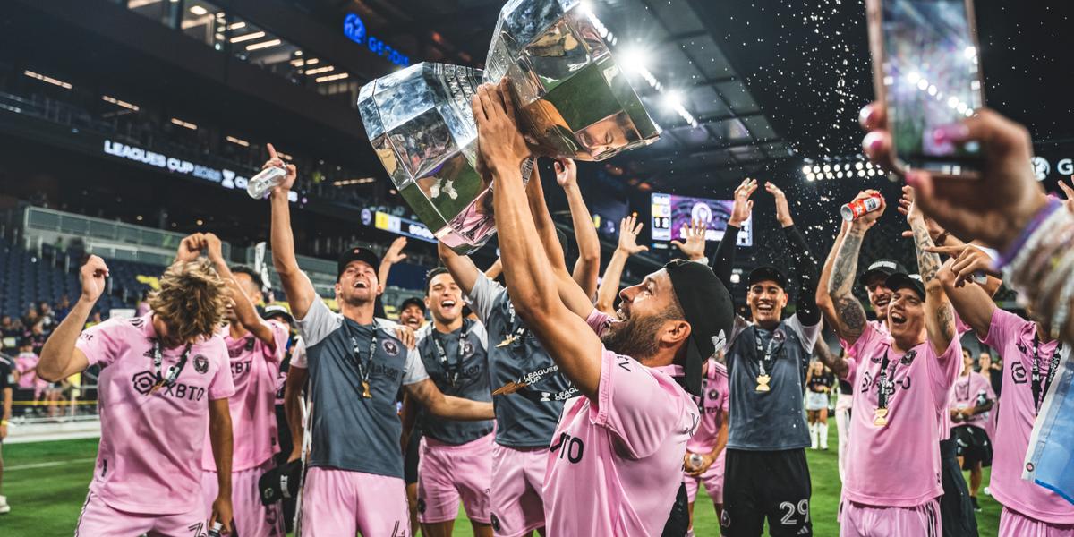 Los jugadores de Inter Miami festejan con el trofeo de la Leagues Cup (Foto: Inter Miami).