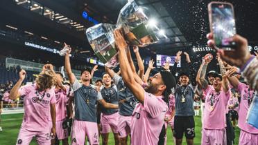 Los jugadores de Inter Miami festejan con el trofeo de la Leagues Cup (Foto: Inter Miami).