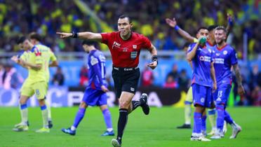 Marco Ortiz señala penal a favor del América en la final en el Azteca (Fuente: Imago)