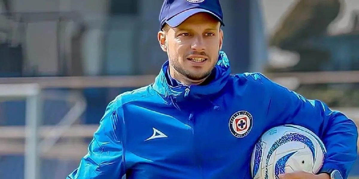 Martín Anselmi lleva una pelota en la práctica de Cruz Azul / Sports Media