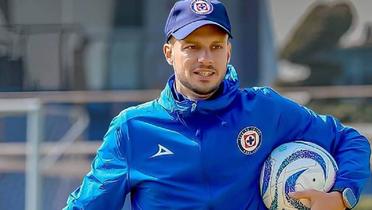 Martín Anselmi practicando con el combinando de Cruz Azul (Fuente: Cruz Azul) 