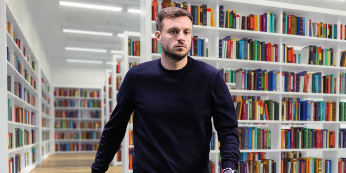 Martín Anselmi y al fondo una biblioteca (Foto: GettyImages)