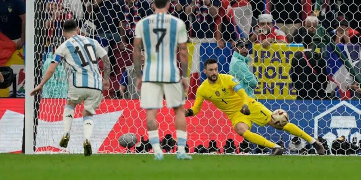 Messi en un penal vs Francia