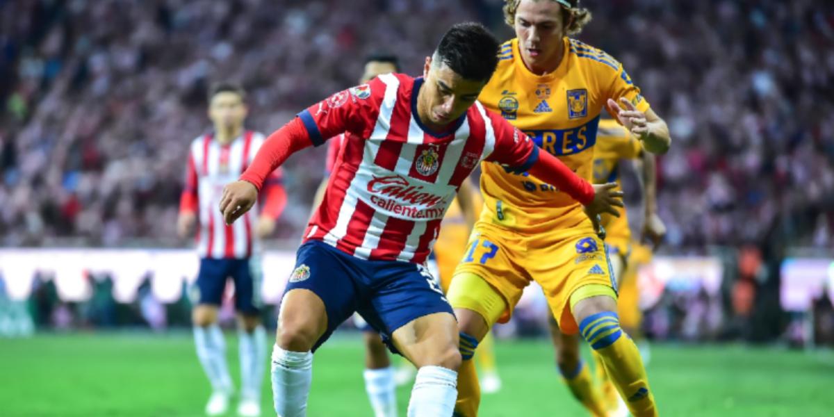 Nene con Chivas y el escudo de Tigres