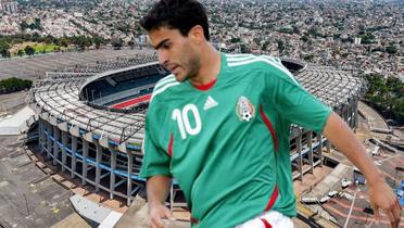 Nery Castillo y al fondo el Estadio Azteca (Foto: Imago7)