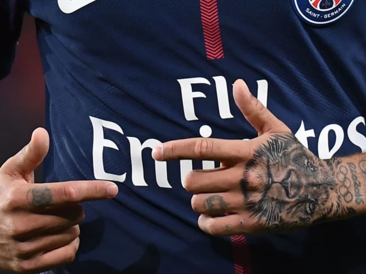 Neymar  Tatuaje que dice Blessed en la parte alta de