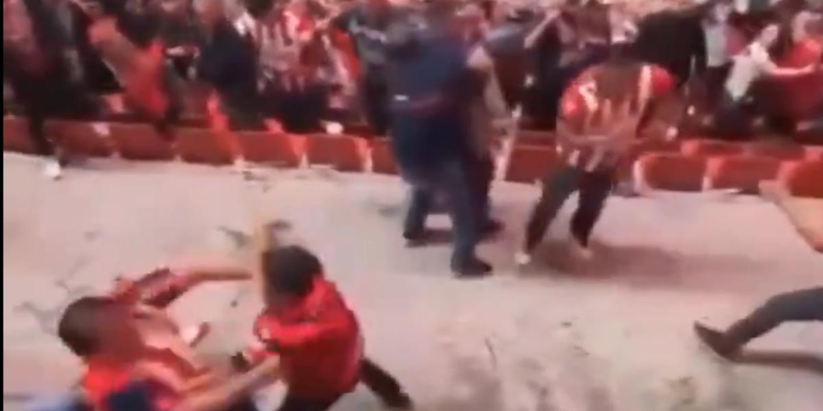 (VIDEO) Pelea entre aficionados de Chivas y Xolos, terminó con arma de fuego 