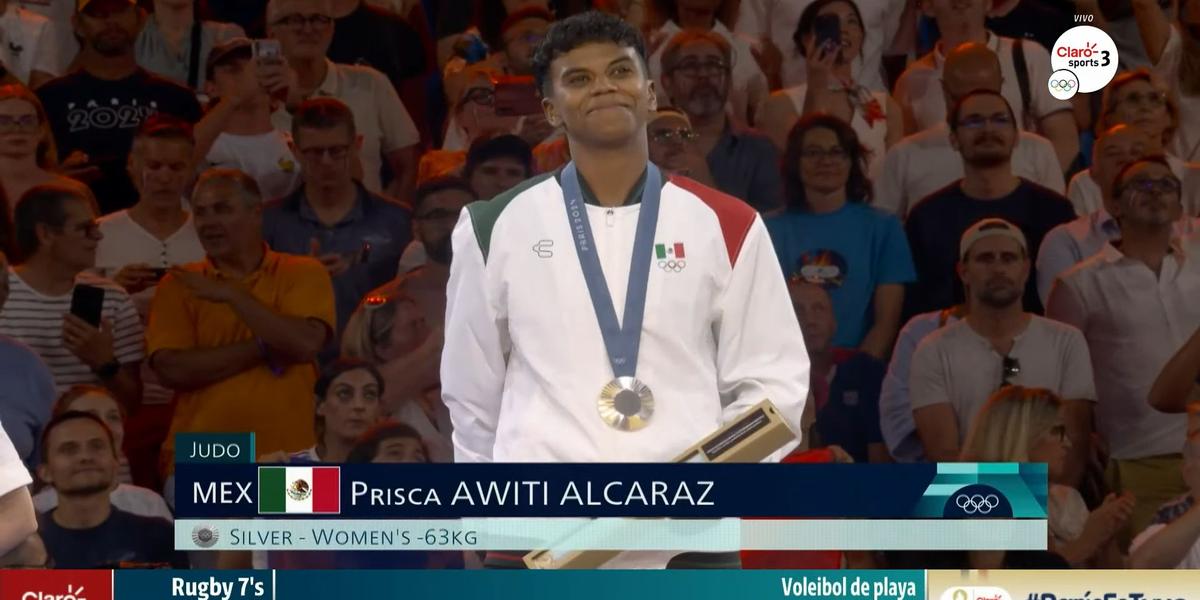 Prisca Awiti recibe la medalla de plata. (Cortesía: Captura Claro Sports)