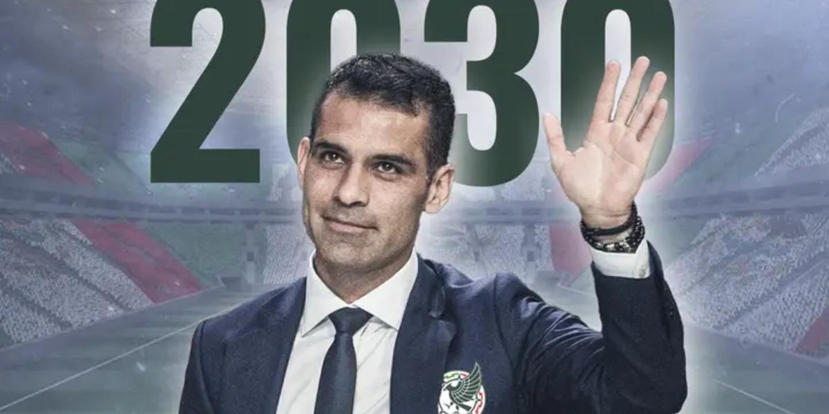 Rafael Márquez saluda al aficionado en un estadio (Fuente TUDN) 