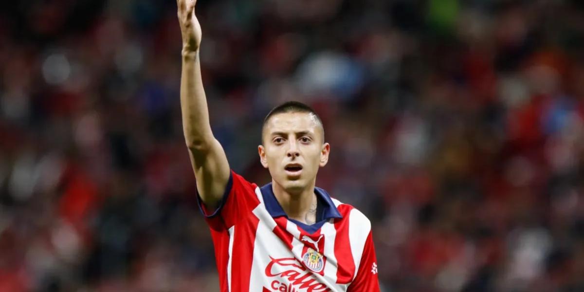 Roberto Alvarado en el combinado de las Chivas, protestando (Fuente: Imago) 