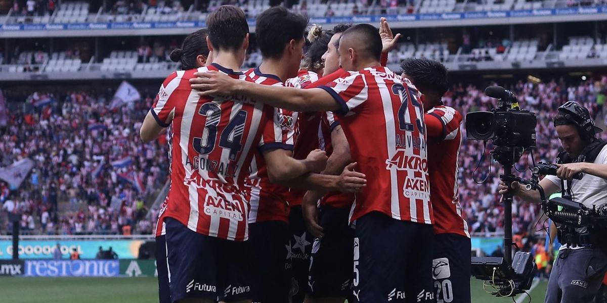 Roberto Alvarado festejando su gol con sus compañeros (Foto: Imago7)