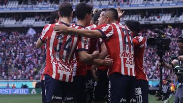 Roberto Alvarado festejando su gol con sus compañeros (Foto: Imago7)