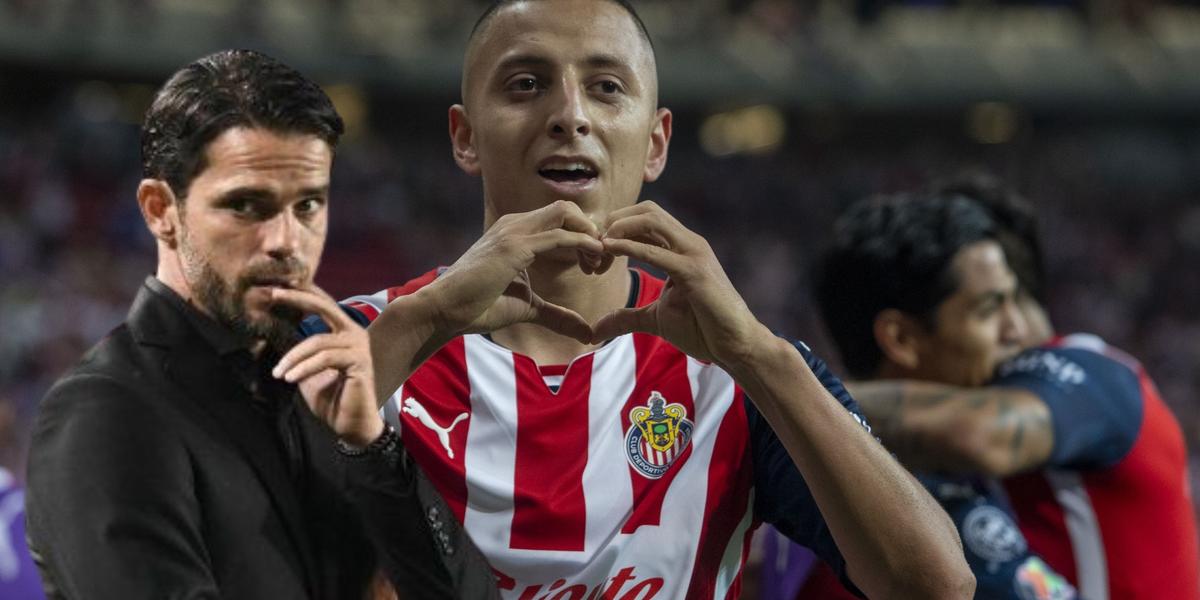 Roberto Alvarado jugando con el combinado de las Chivas de Guadalajara (Fuente: TV Azteca) 