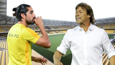 Rodolfo Pizarro, Matías Almeyda y al fondo el estadio del AEK de Atenas (Foto: EFE)