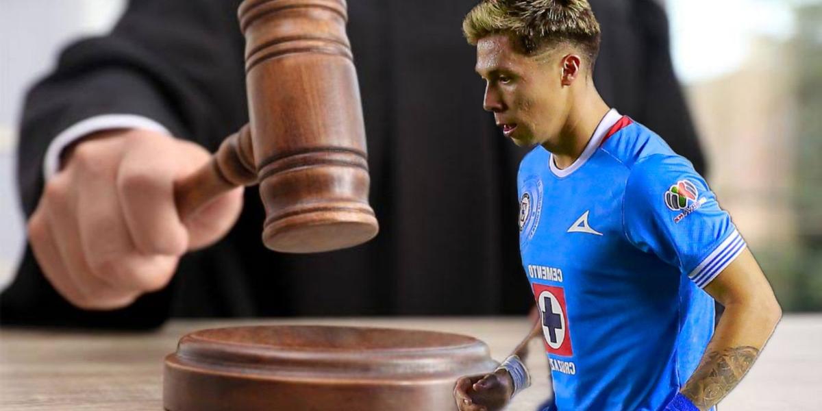 Rodrigo Huescas con la playera de Cruz Azul y al fondo un juez (Foto: GettyImages)