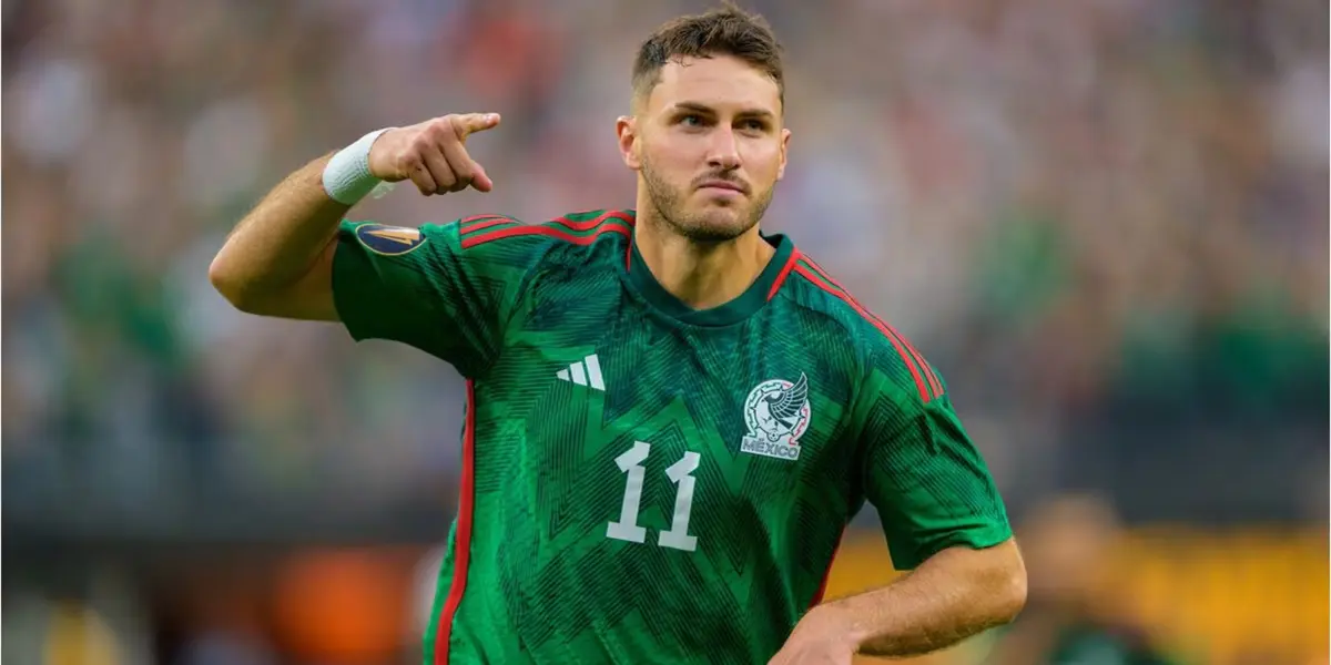 Santiago Giménez durante la Selección Mexicana