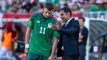 Santiago Giménez platicando con Jaime Lozano (Fuente: 365 Scores)