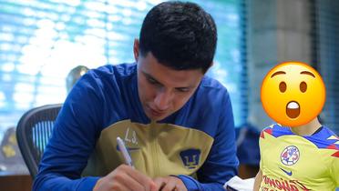 Suárez firmando contrato con Pumas. Foto: Quadratín.