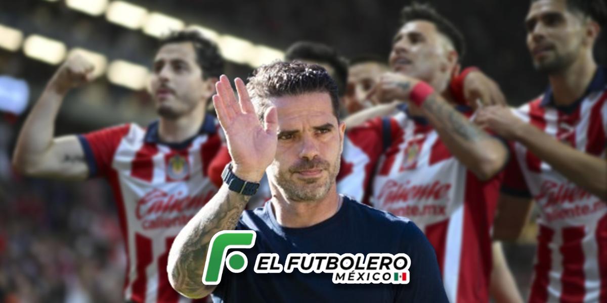 Un jugador que Gago ni convoca, es cobijado por el resto de sus compañeros de Chivas (Foto: TV Azteca)