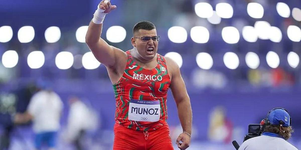 Uziel Muñoz señalando al cielo. (Foto: Mexsport)