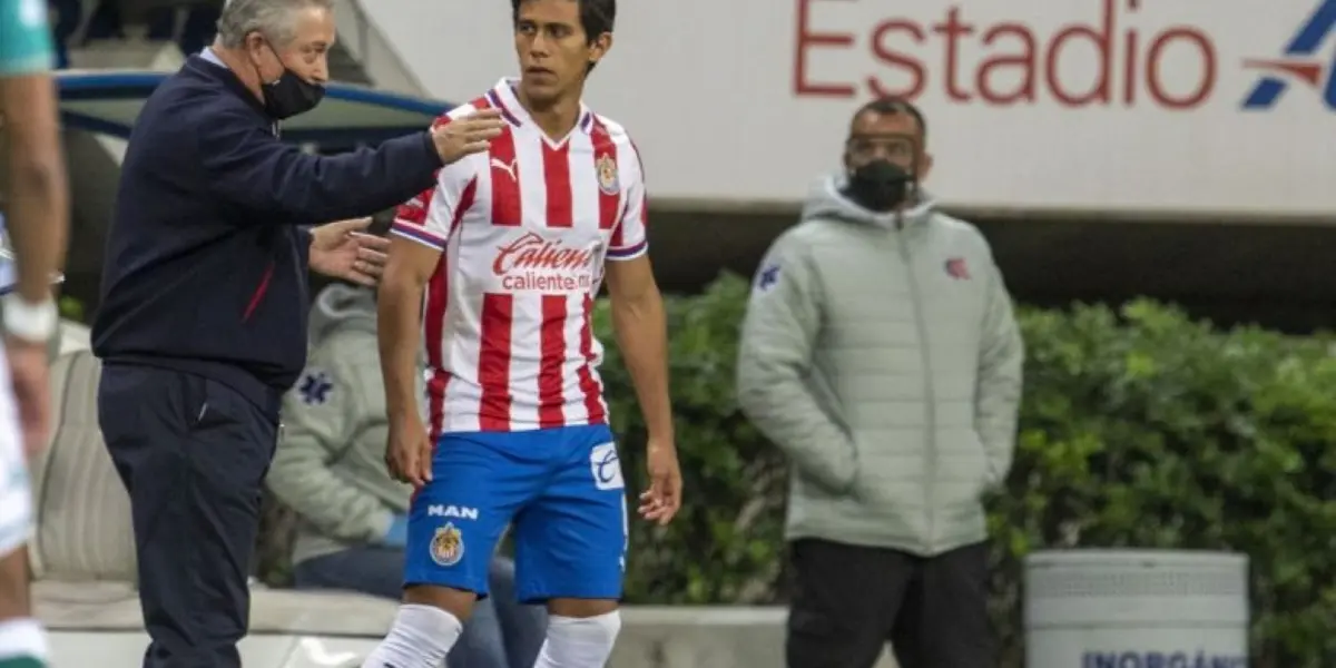 Víctor Manuel Vucetich está analizando sus opciones para determinar quién será el nuevo eje de ataque titular de Chivas, tras la salida de JJ Macías